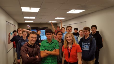 CHALLENGE ACCEPTED: A crowd gathers in the Technology Center’s conference room for a game of Super Smash Bros. In the front is (from left) is Andrew Hoffman ‘17, Leonel Ochoa ‘17 and Mary Kate Brittain ‘17. The three of them are the head Technology Ambassadors who organized this event. 