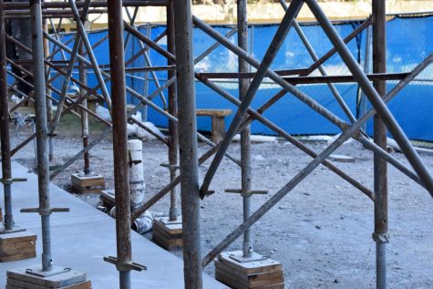 FENCED IN: A chain-link fence surrounds the work site, keeping students out of the way. Until construction is finished, students are not allowed to enter the Frederick Learning Commons in the Jean Ann Cone Library through the Aye Arboretum entrance.