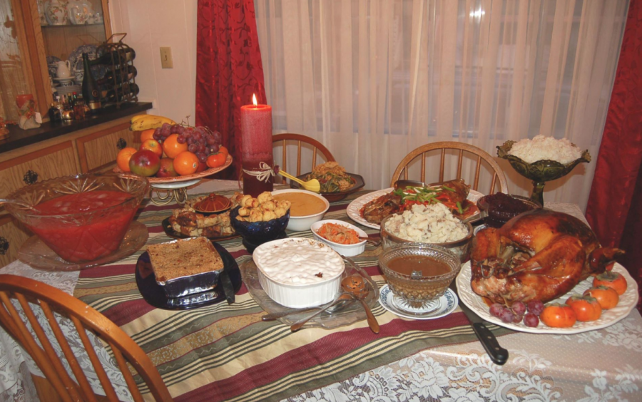 TURKEY TRADITIONS: A traditional Thanksgiving meal is ready to be enjoyed by family and friends. Photo from Wikimedia Commons
