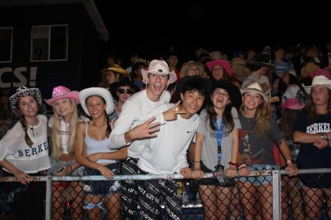 WILD WEST: The seniors made sure to show school spirit and follow the Western theme proposed by our Jolly Rogers club.