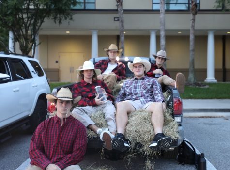 ALL THAT HAY: Cowboys Jack Bono ’22, Reid Mazzuco ’22, Henry Smith ’22, Scottie Larguier ’22, and Chad Staley ’22 switch their horses for a pickup truck in Lot E. Apparently, the pieces of hay still remain. (Photo by Brooke Besnard)