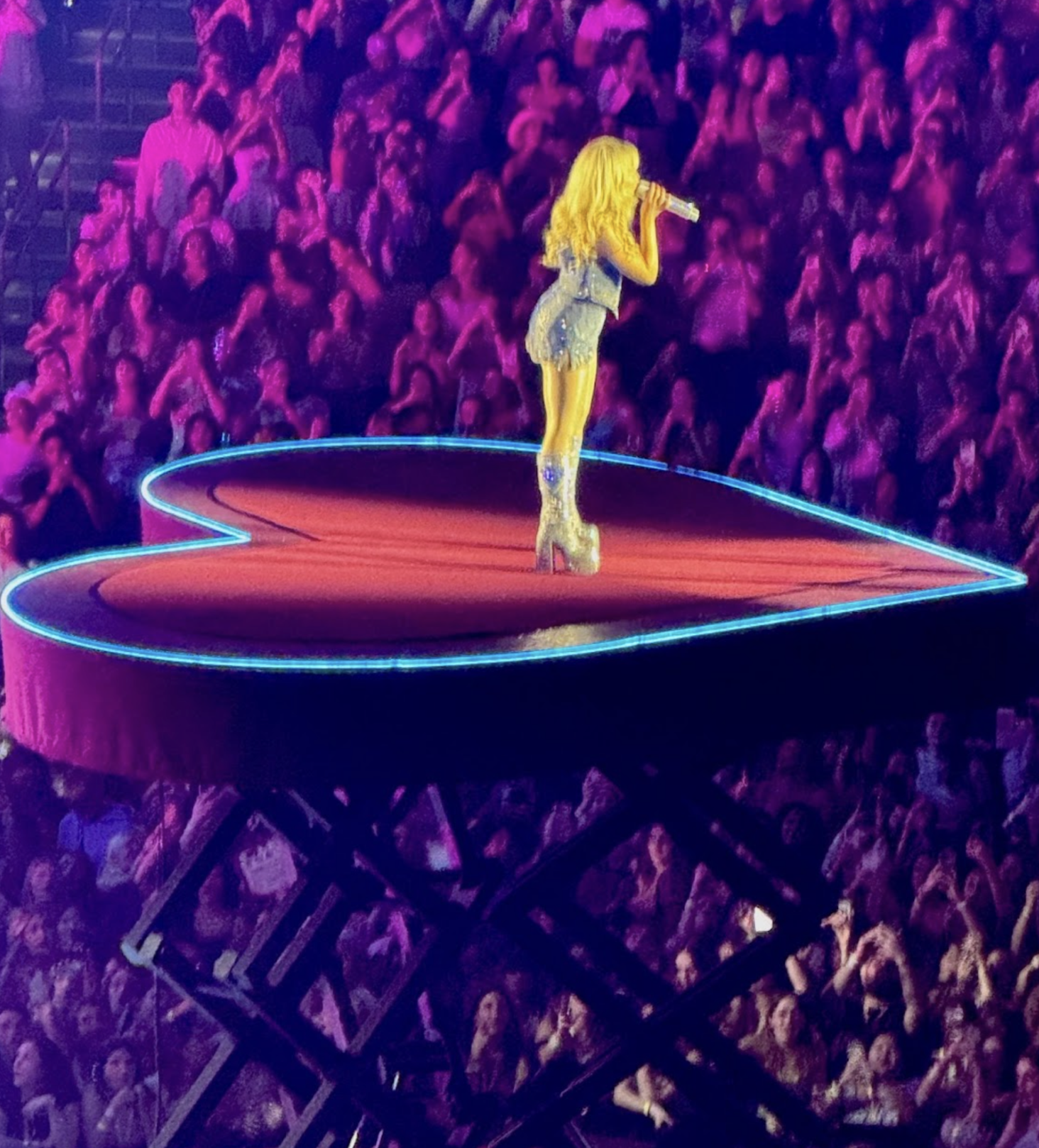 Sabrina Carpenter’s Short N’ Sweet Tour